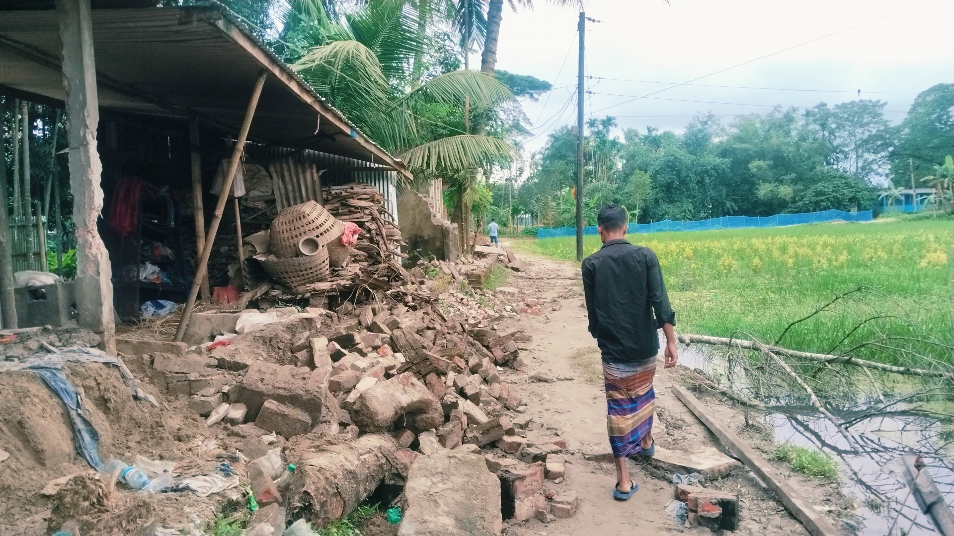 নেত্রকোণা গ্রামীণ চলাচলের সরকারি রাস্তা দখল করে স্থাপনা, উচ্ছেদ অভিযানে উদ্ধার