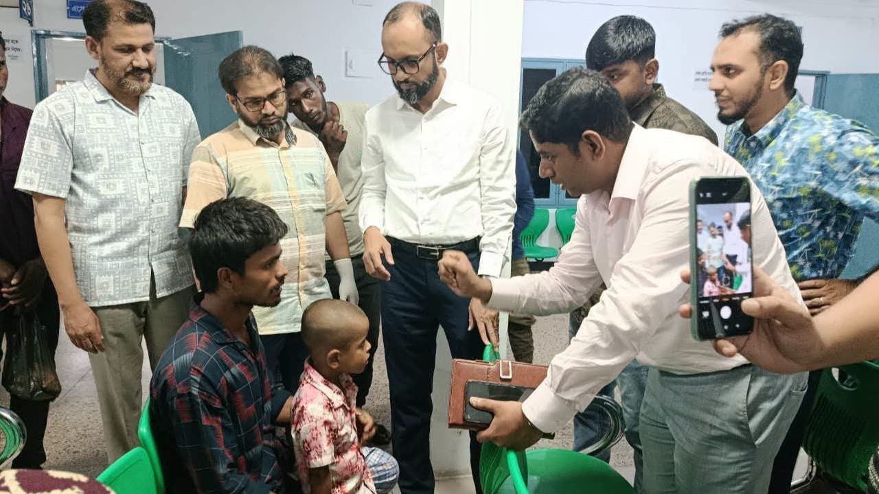 একই পরিবারের ১১ দৃষ্টি প্রতিবন্ধীদের পাশে জেলা প্রশাসক