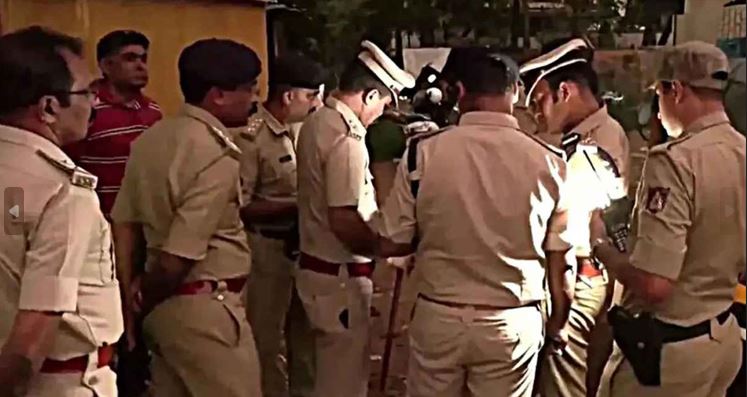 বাংলাদেশি দম্পতিকে রাস্তায় ফেলে পেটালেন ভারতীয় চিকিৎসক