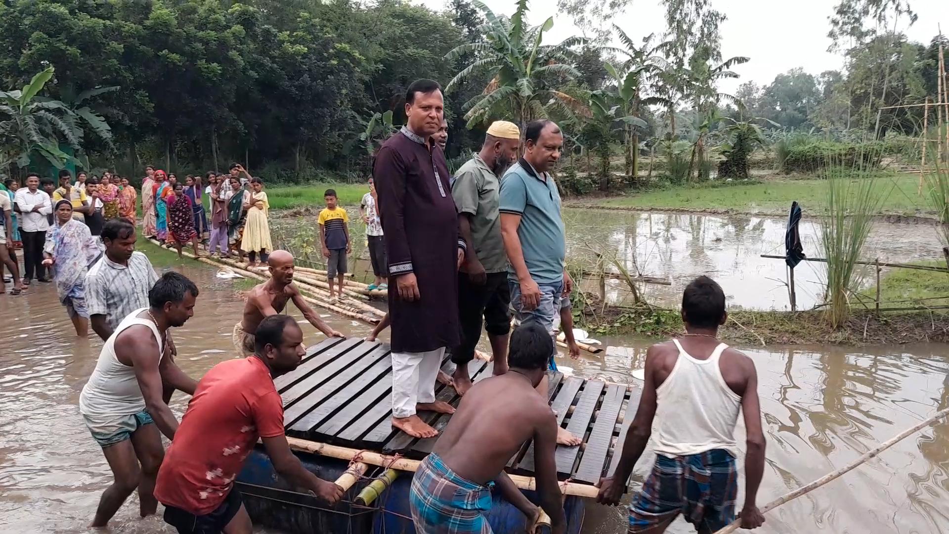 হাজারো মানুষের দুর্ভোগ কমাতে ভাসমান সেতু নির্মাণ করলেন বিএনপি নেতা মীর জাহিদ