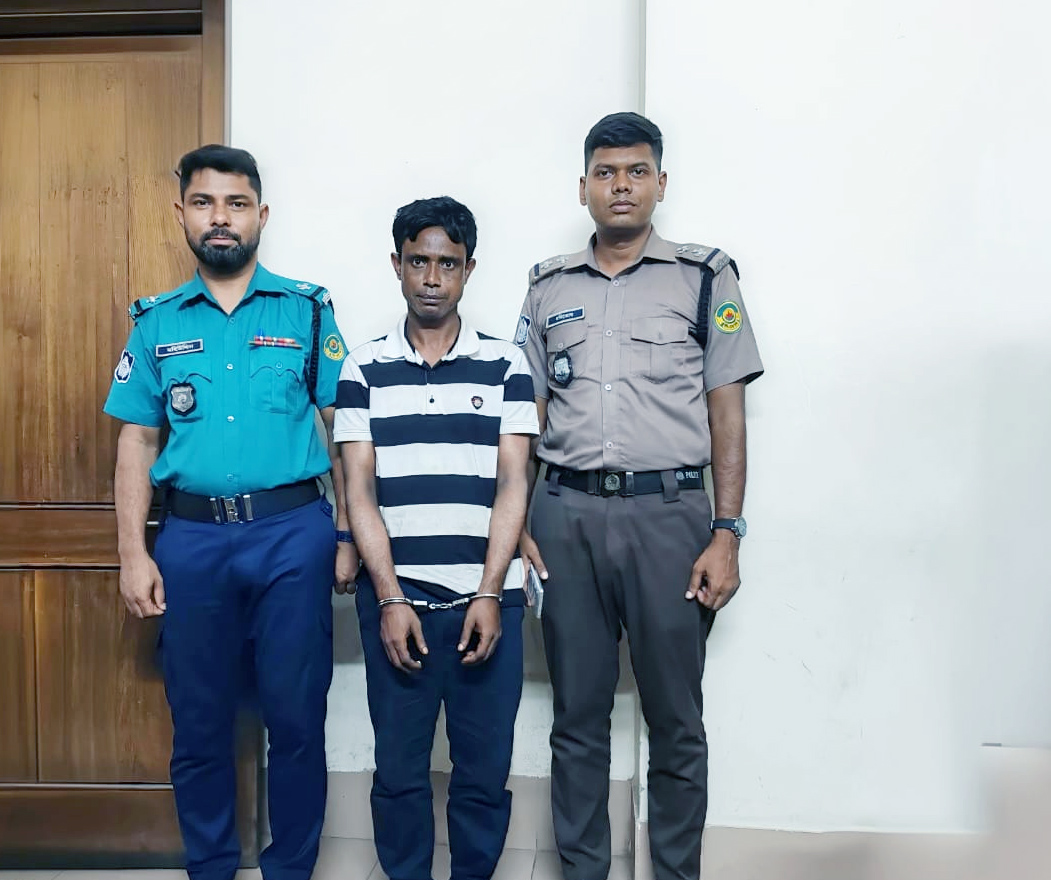 লোকনাথ বাবার ভক্ত সেজে হাতিয়ে নেওয়া স্বর্ণালংকার সহ গ্রেফতার প্রতারক