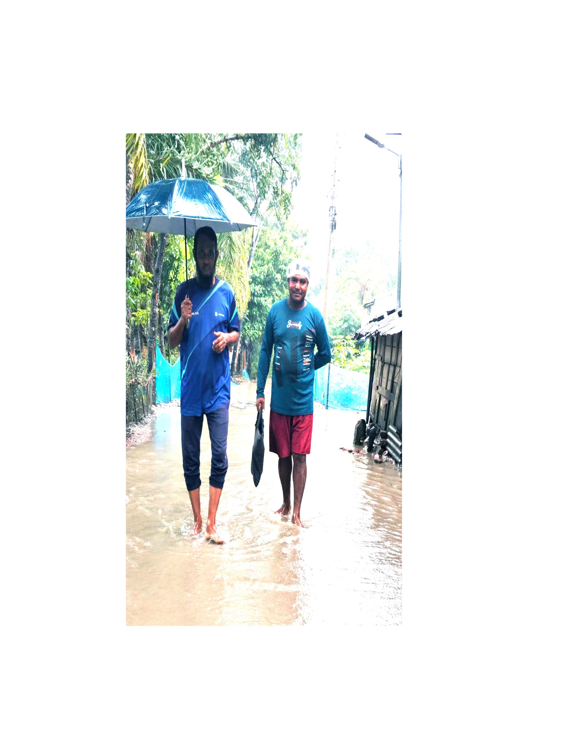 সাতক্ষীরায় মাছের ঘেরের অপরিকল্পিত বাঁধে পানি নিষ্কাশনের সংকটে প্লাবনের আশঙ্কা