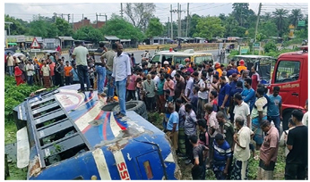 মেহেরপুরে যাত্রীবাহী বাস উল্টে অন্তত ১২ জন আহত