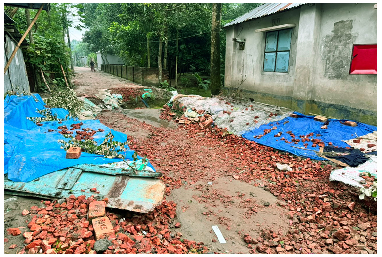সানাতলায় সড়ক ভেঙ্গে যোগাযোগ বিচ্ছিন্ন,চরম দুর্ভোগে পথচারীরা