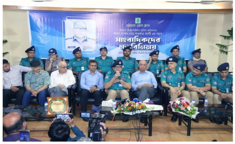 চট্টগ্রাম প্রেস ক্লাবে সাংবাদিকদের সাথে মতবিনিময় করেন সিএমপি কমিশনার