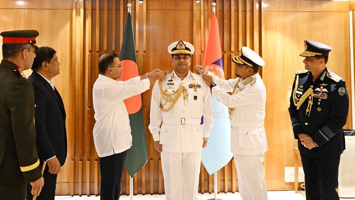 নতুন নৌপ্রধানকে র‌্যাঙ্ক ব্যাজ পরিয়ে দিলেন প্রধানমন্ত্রী