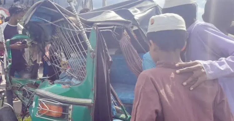 কটিয়াদীতে অটোরিকশা-কাভার্ডভ্যান সংঘর্ষে নিহত ৩ আহত ৩