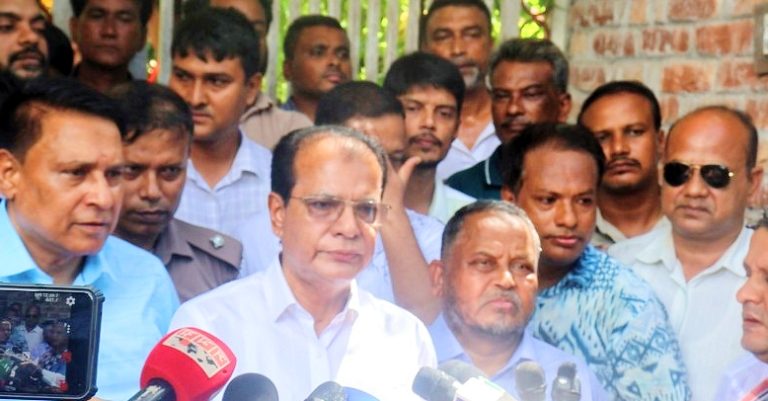 আট দিন পর গণপতির বাড়িতে মন্ত্রী, চার খুনের দ্রুত বিচারের আশ্বাস