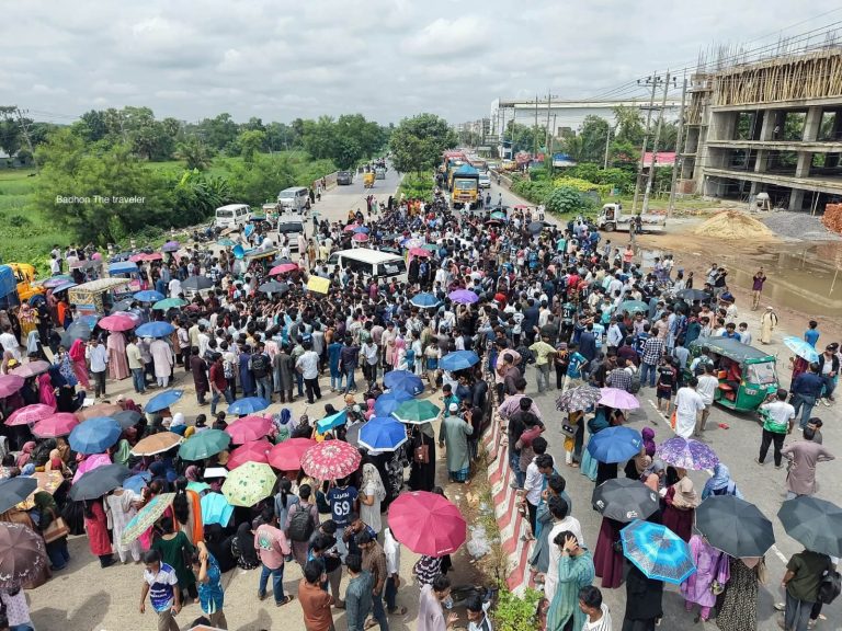 চার দফা দাবি জানিয়ে দুই ঘণ্টা পর মহাসড়ক অবরোধ প্রত্যাহার