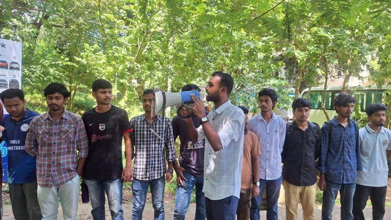 অপ্রতিমের হত্যাকাণ্ডে পুলিশের প্রেস ব্রিফিংকে ‘প্রহসনমূলক’ দাবি করে শিক্ষার্থীদের ফের মানববন্ধন