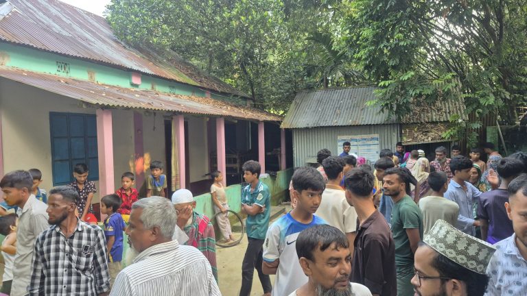কিশোরগঞ্জের কটিয়াদী গভীর রাতে দুই বন্ধুর হট্টগোল, একজন আহত—পরে ইমামের ঝুলন্ত মরদেহ উদ্ধার
