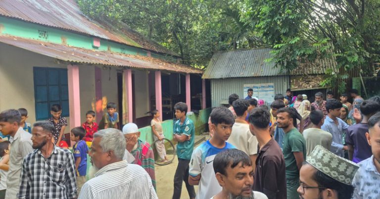 কটিয়াদীতে যুবকের ঝুলন্ত মরদেহ উদ্ধার