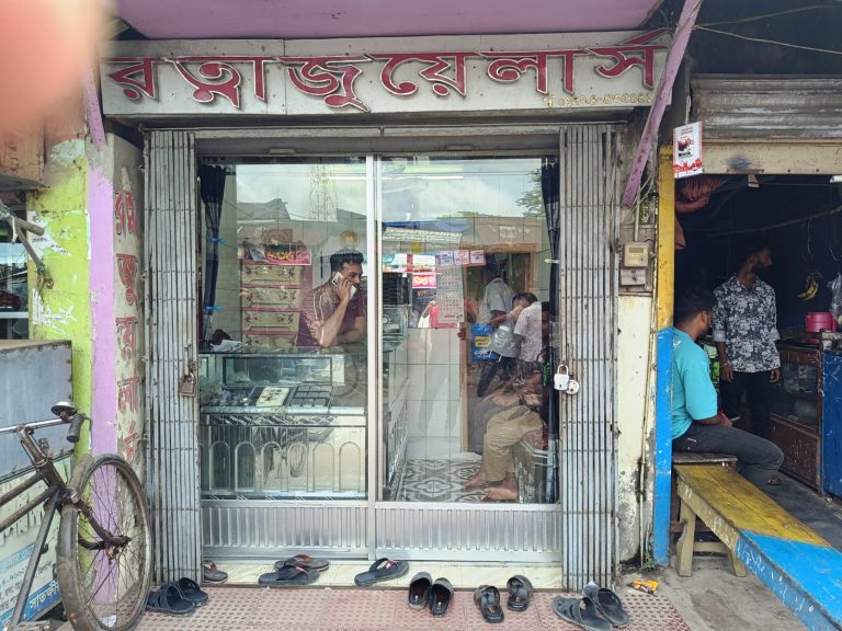 তালায় জুয়েলারি দোকানে দুর্ধর্ষ চুরি, ২৩ লাখ টাকার মালামাল লুটের দাবি