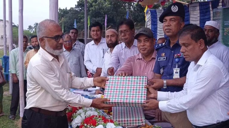 দিনাজপুরে গ্রীষ্মকালীন ক্রীড়া প্রতিযোগিতার সমাপনী, বিজয়ীদের হাতে পুরস্কার