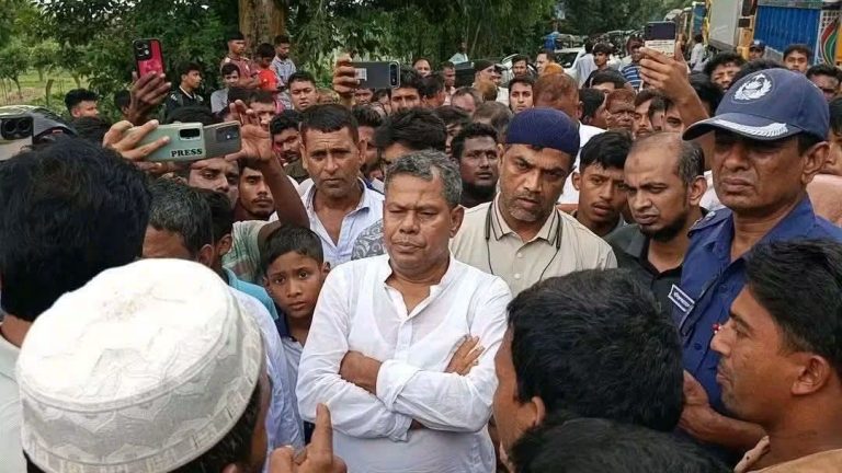শিশুর মৃত্যুর রহস্য উদঘাটন ও বিচার দাবিতে দিনাজপুরে সড়ক অবরোধ