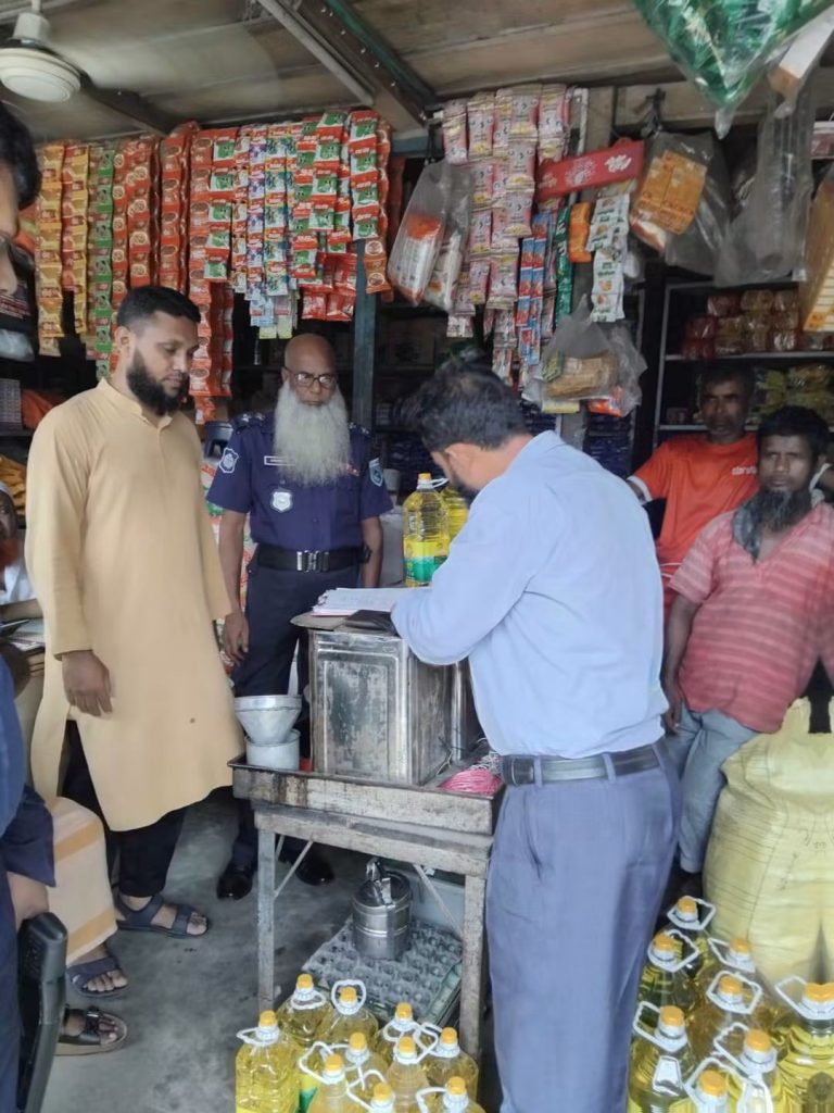 বোচাগঞ্জে ভোক্তা অধিকার অভিযানে জব্দ ১১৯ লিটার সয়াবিন তেল