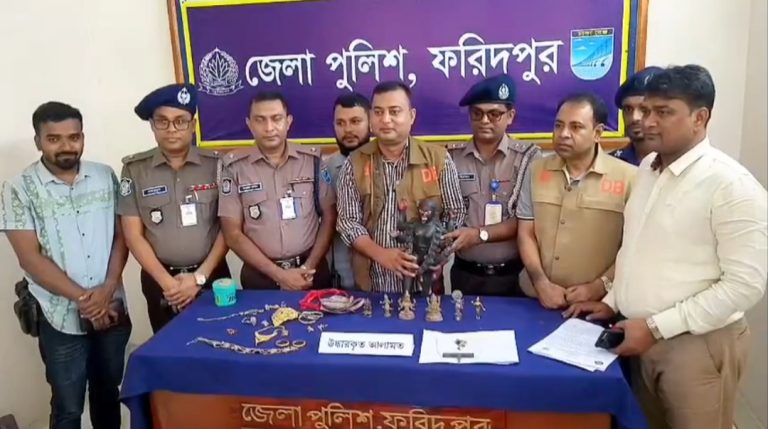 ফরিদপুরে শহরের পুরাতন কালীবাড়ি মন্দিরের চুরি যাওয়া মালামাল সহ চোরচক্রের ৪ সদস্য গ্রেফতার