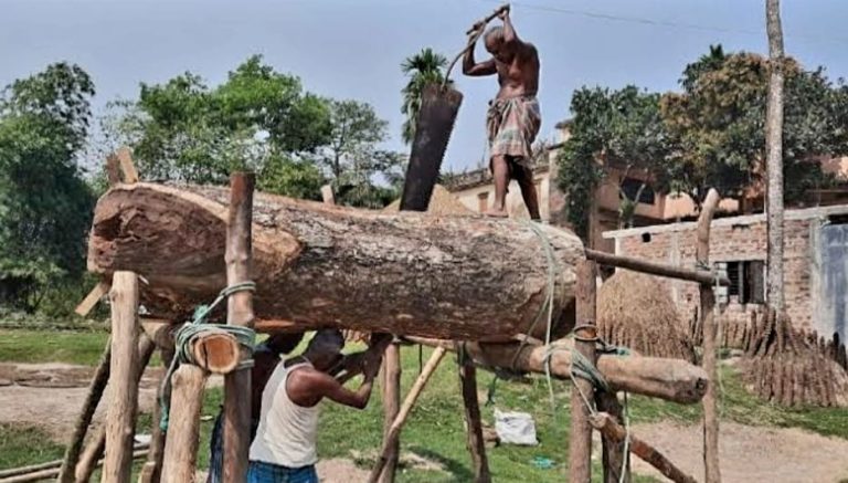 কালের বিবর্তনে যান্ত্রিক যুগে হারিয়ে যাচ্ছে গ্রামবাংলার করাতি পেশা