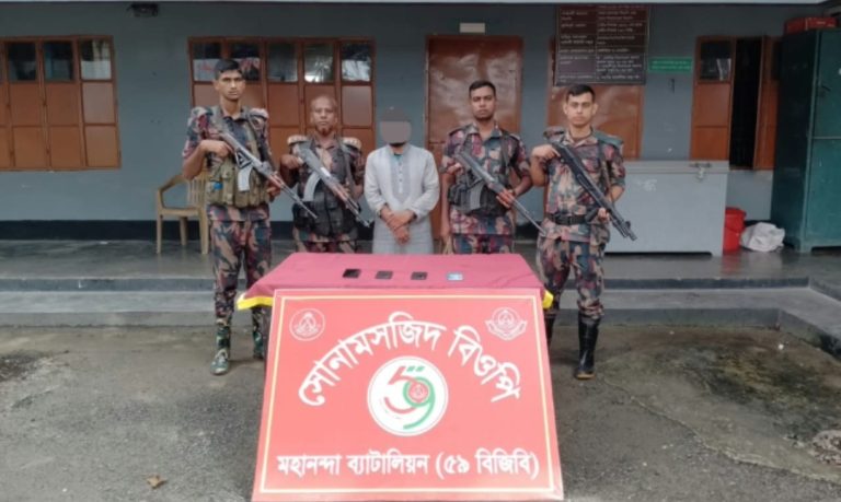 সীমান্তে ৫৯ বিজিবির অভিযানে ভারতীয় মোবাইলসহ যুবক আটক