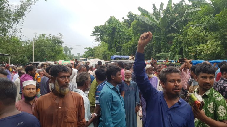 সারের দাবিতে কুড়িগ্রামে ফের মহাসড়ক অবরোধ-ডিলারকে ধাওয়া 