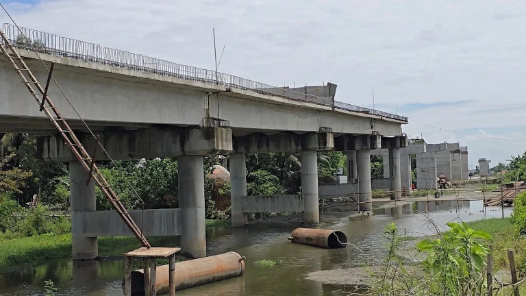 ঠিকাদার উধাও মেঘনা নদীতে থমকে আছে ১৭৭ কোটি টাকার সেতু নির্মাণকাজ
