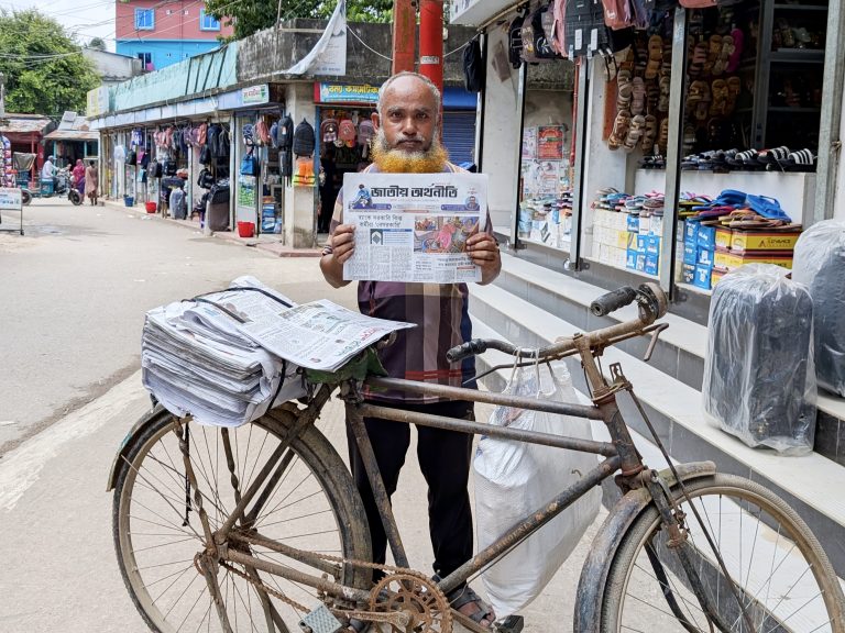 সাইকেলে খবরের বান্ডিল,পথে পথে ২৫ বছর যাবত পত্রিকা বিলি করছে হকার সুমন