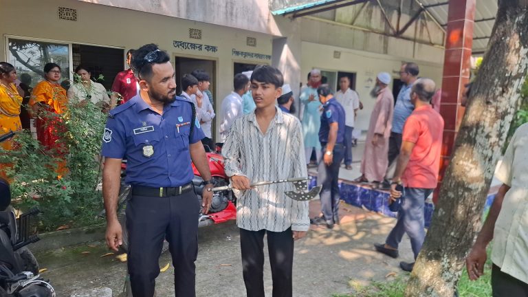 মাদারীপুরে স্কুলে দেশীয় অস্ত্রসহ কিশোর আটক