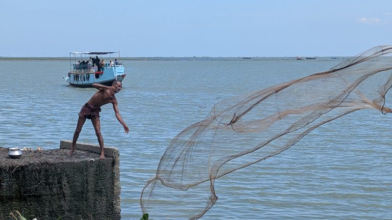 বর্ষায় মাছ, শুষ্ক মৌসুমে কৃষিকাজ—নিকলীর জেলেদের জীবন