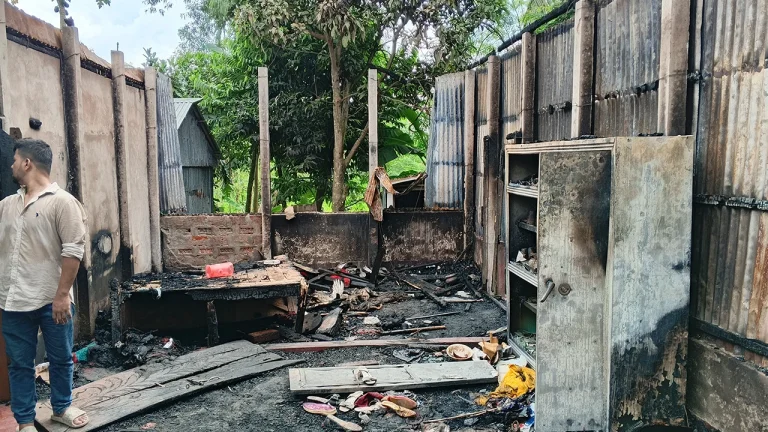 ঘরে আগুন দেবার পর মা বললেন ‘আমার ছেলেকে ফাঁসি দিন, নয়তো সে আমার বাকি চার ছেলেকে মেরে ফেলবে’