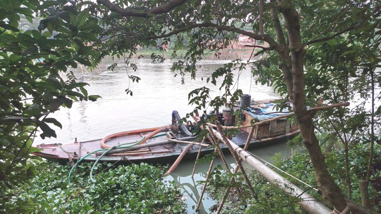 নিকলীতে শতবর্ষী পুকুর অবৈধভাবে বালু ভরাটের অভিযোগ, পানিবন্দী হওয়ার শঙ্কায় হাজারো মানুষ