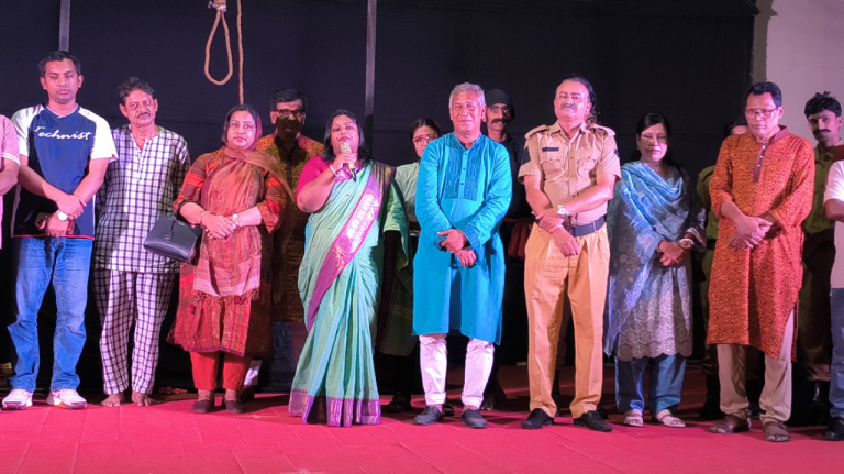 কুড়িগ্রামে মঞ্চস্থ হলো নাটক ‘আজ কমন্ডলের ফাঁসি’, টাউনহলে উপচে পড়া ভিড়