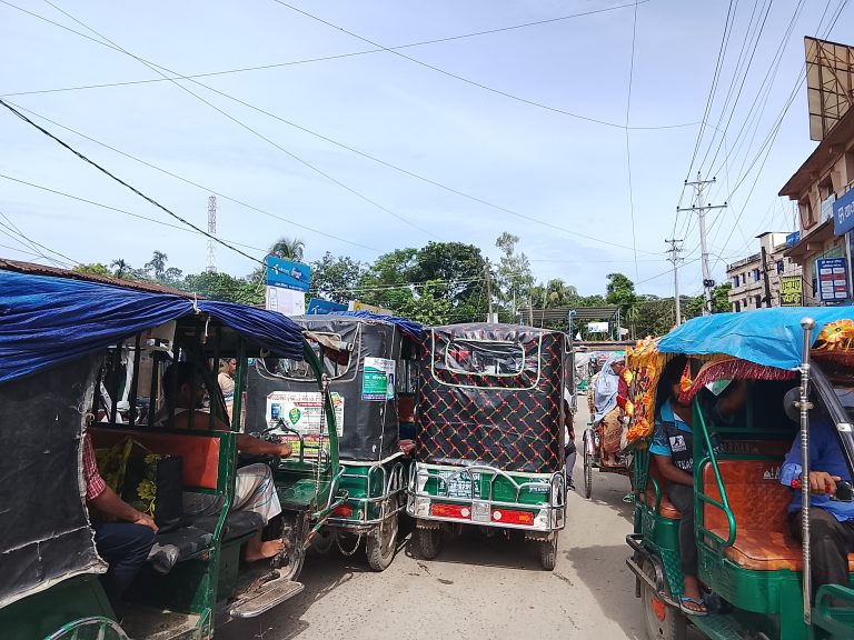 তাড়াইল সদর বাজার অটোরিকশার দখলে,তীব্র যানজটে সর্বস্তরের মানুষের চরম ভোগান্তি