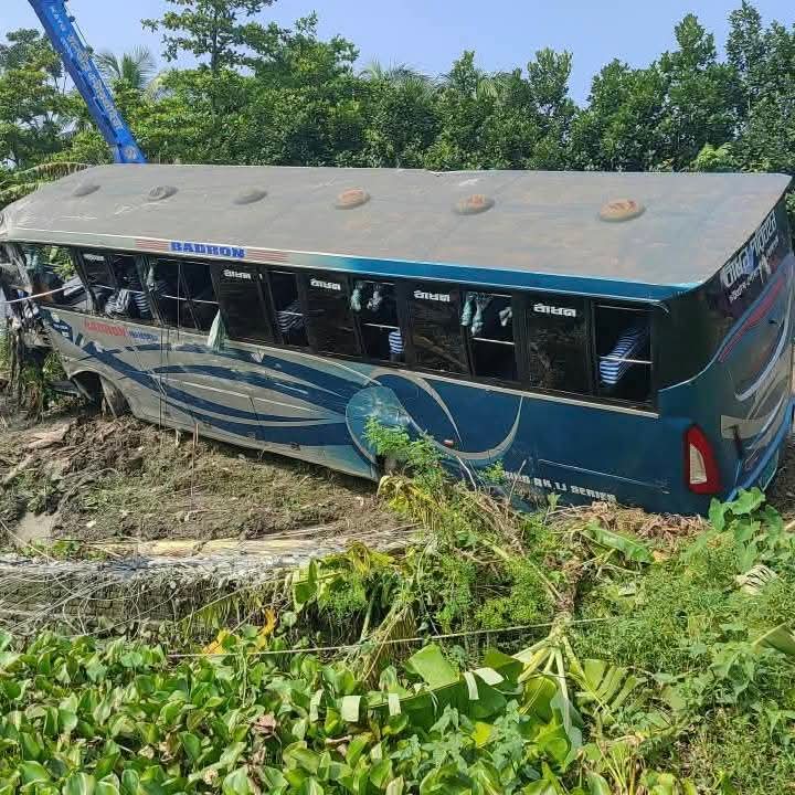 হেলপার চালাচ্ছিল বাস, খাদে পড়ে আহত ১০