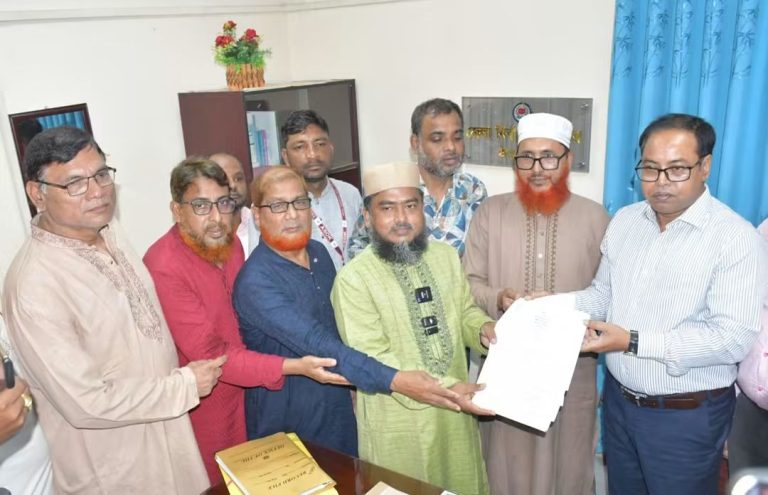 রাষ্ট্রপতি মির্জা ফখরুলের ছেড়ে দেওয়া আসনে দেলাওয়ার হোসেনের মনোনয়ন দাখিল