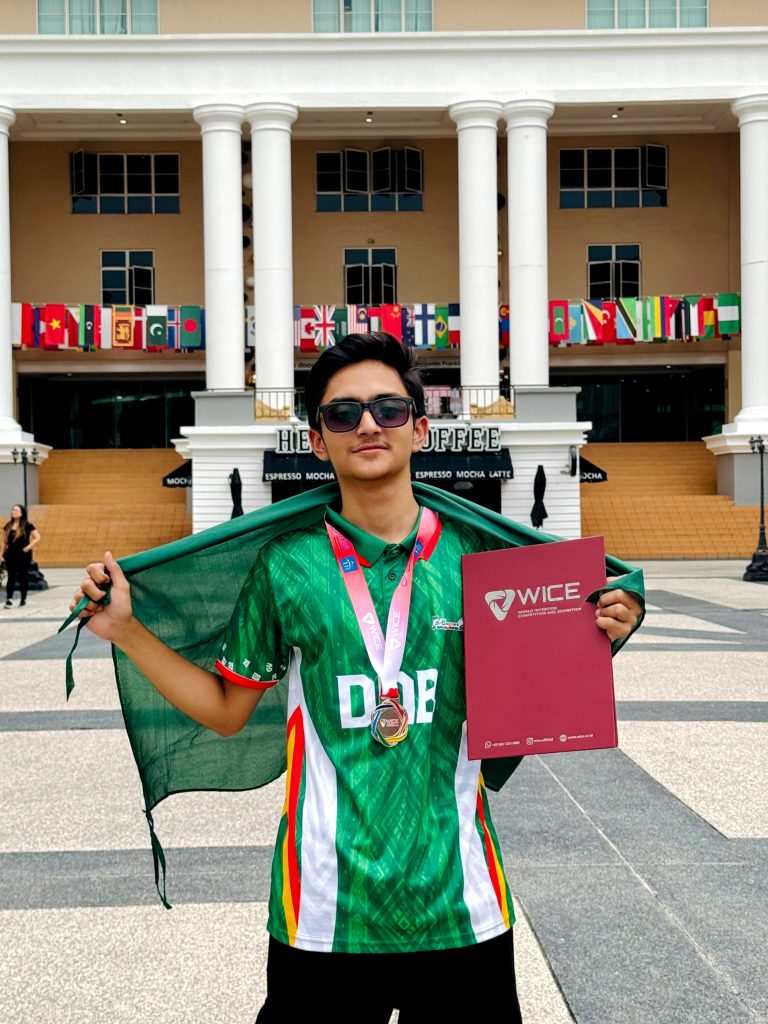 মালয়েশিয়ায় আন্তর্জাতিক উদ্ভাবনী প্রতিযোগিতায় পাবনার তরুণ ফিহা হুসাইনের রৌপ্যপদক জয়