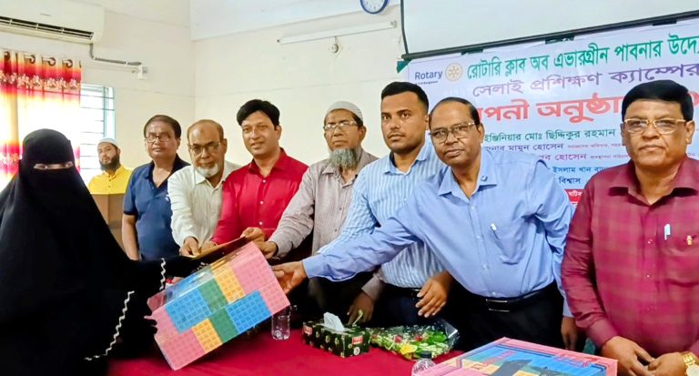 পাবনায় ৩৫ নারীর হাতে সেলাই মেশিন তুলে দিল রোটারি ক্লাব