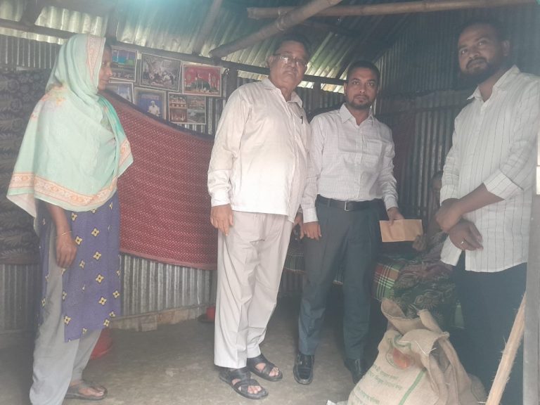 কুড়িগ্রামে সাজিরন বেওয়াকে উপজেলা প্রশাসনের উদ্যোগে সহায়তা প্রদান