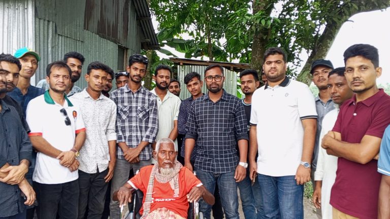 শতবর্ষী বৃদ্ধের পাশে ছাত্রদল নেতা, স্থাপন করে দিলেন শৌচাগার-নলকূপ