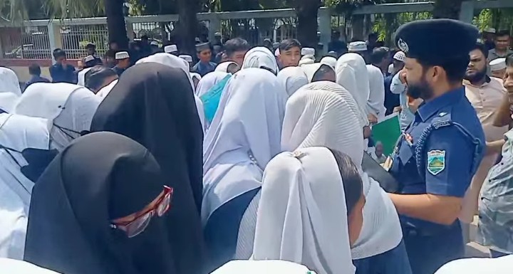 বগুড়ার শাজাহানপুরে মাদ্রাসার সহ-সুপারকে মারধরের ঘটনায় শিক্ষার্থীদের বিক্ষোভ ও মানববন্ধন