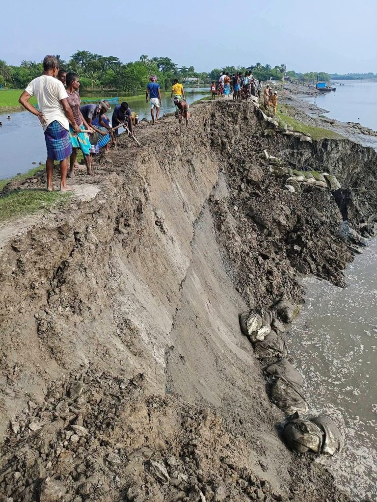 বেড়িবাঁধ ভাঙনে বড় বিপদের শঙ্কা, দ্রুত ব্যবস্থা না নিলে প্লাবিত হতে পারে ১৪ গ্রাম