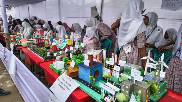 শিক্ষার্থীদের বিজ্ঞানমনস্ক ও সৃজনশীলতা বিকাশে পাবনা আইডিয়াল ল্যাবরেটরি স্কুলে জমজমাট বিজ্ঞান মেলা