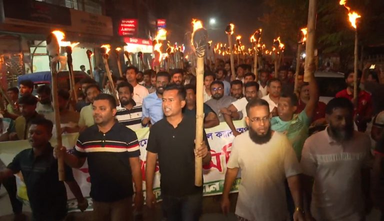 পরিকল্পিত সন্ত্রাসের বিরুদ্ধে পাবনায় মশাল মিছিল অনুষ্ঠিত