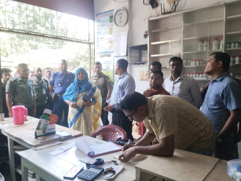 পাবনায় অবৈধভাবে সার মজুতের দায়ে দুই ব্যবসায়ীর ৮০ হাজার টাকা জরিমানা; ৩৮১ বস্তা সার জব্দ