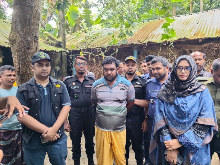 তালায় ভেজাল সার-কীটনাশকের মজুত, ব্যবসায়ীর কারাদণ্ড র‌্যাবের অভিযানে বাড়ি থেকে প্রায় ৫ লাখ টাকার পণ্য জব্দ