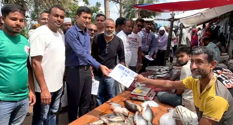 পাবনায় ডেঙ্গু প্রতিরোধে মশক নিধন ও পরিচ্ছন্নতা অভিযান ; সবাইকে সচেতন হওয়ার আহ্বান