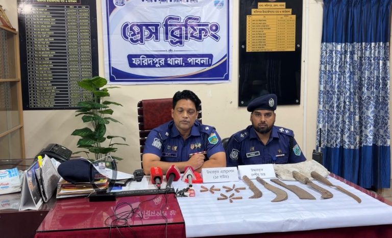 বটগাছের নিচে বস্তায় মিলল ১৫ রাউন্ড গুলি, দেশীয় অস্ত্র