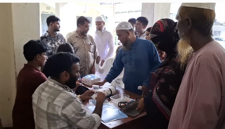 মাদারীপুরে ফ্রি মেডিকেল ক্যাম্প, চিকিৎসা পেলেন ৩০০ অসচ্ছল মানুষ