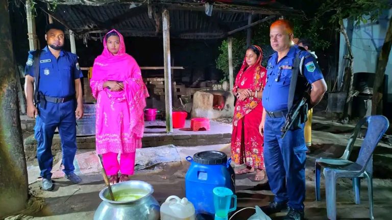 ব্লিচিং পাউডার, জেল ও পামওয়েল দিয়ে তৈরি হচ্ছিল নকল দুধ ; লাখ টাকা জরিমানা