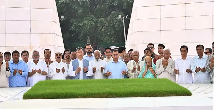 জিয়াউর রহমান ও খালেদা জিয়ার সমাধিতে প্রধানমন্ত্রীর শ্রদ্ধা