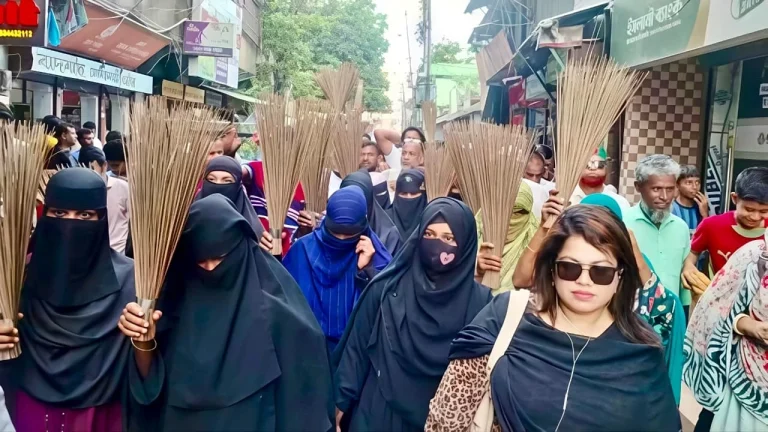 রুমিন ফারহানাকে অবাঞ্ছিত ঘোষণা করে বিএনপির ঝাড়ু মিছিল